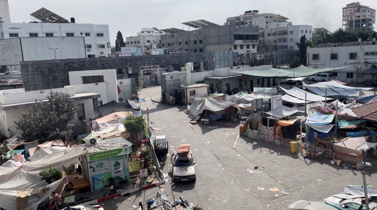 Tents and shelters used by displaced Palestinians stand at the yard of Al Shifa hospital during the Israeli ground operation around the hospital, in Gaza City November 12, 2023. Ahmed El Mokhallalati