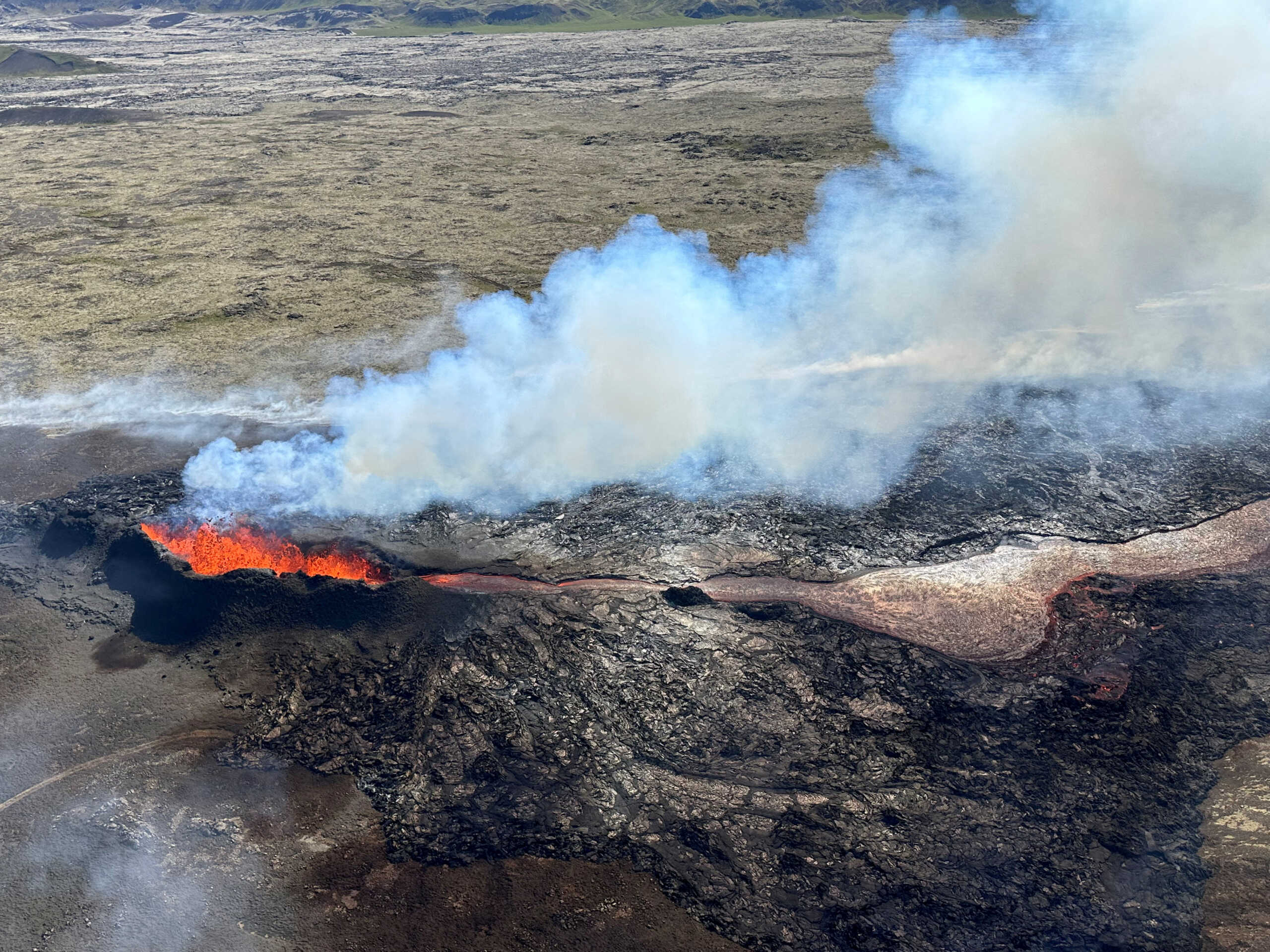 Ισλανδία: Εντυπωσιακές εικόνες από το ηφαίστειο στην Γκρίνταβικ – Σε κατάσταση συναγερμού πόλη 4.000 κατοίκων