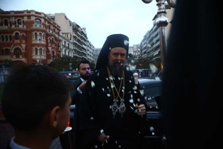 Εικόνες από την ενθρόνιση του νέου μητροπολίτη Θεσσαλονίκης Φιλόθεου - «Άξιος» και υποδοχή με ροδοπέταλα