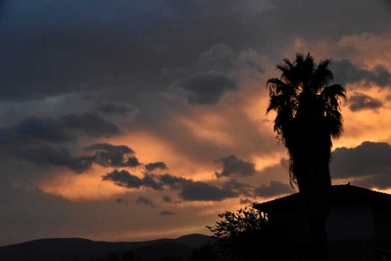 Καιρός αύριο: Λίγα σύννεφα με ομίχλες – Πού θα πέσουν βροχές και καταιγίδες