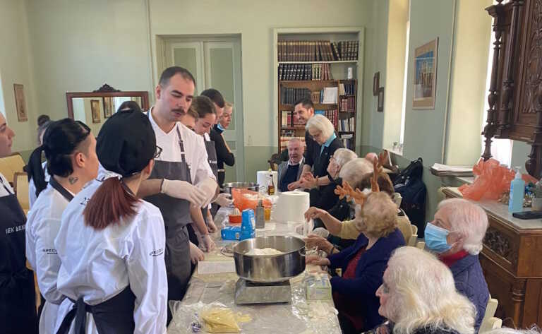 «Μύρισε» γιορτές στο Γηροκομείο Αθηνών! Φοιτητές ζαχαροπλαστικής έφτιαξαν γλυκά με τους ηλικιωμένους