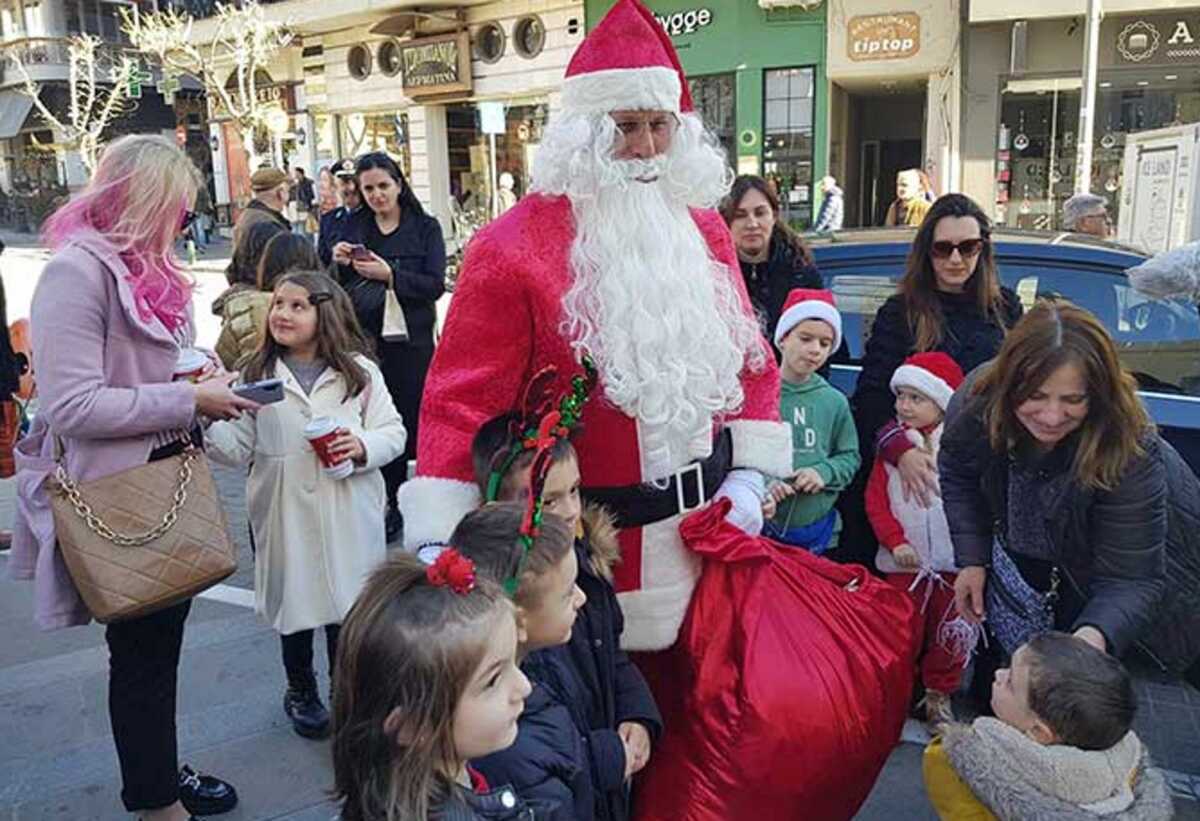 Κοζάνη: Ο Άγιος Βασίλης έφτασε με περιπολικό για να μοιράσει δώρα σε παιδιά
