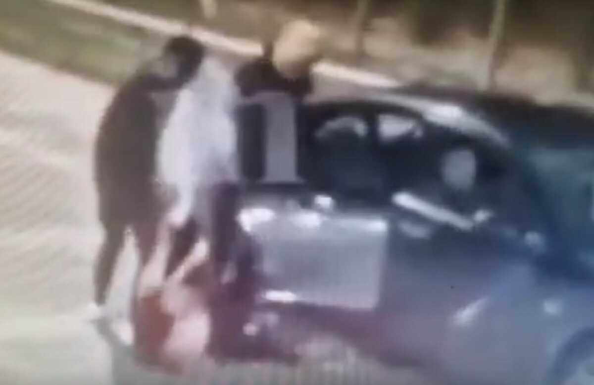Αίγιο: Βίντεο ντοκουμέντο με απόπειρα αρπαγής γυναίκας από τρεις νεαρούς κοντά στα διόδια