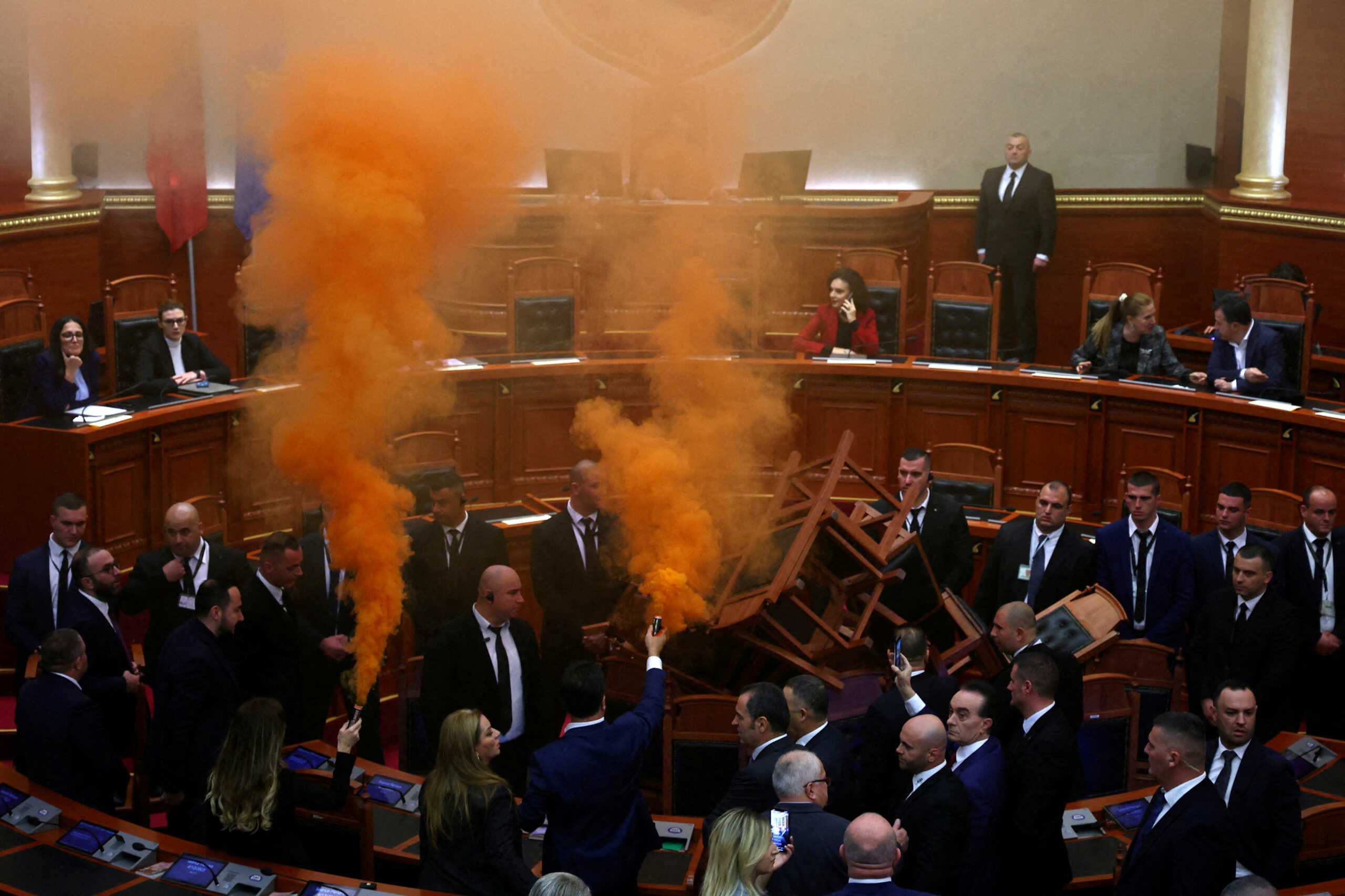 Αλβανία: Χάος στην αλβανική Βουλή μετά την άρση ασυλίας του Σαλί Μπερίσα – Καπνογόνα και αναποδογυρισμένα έδρανα