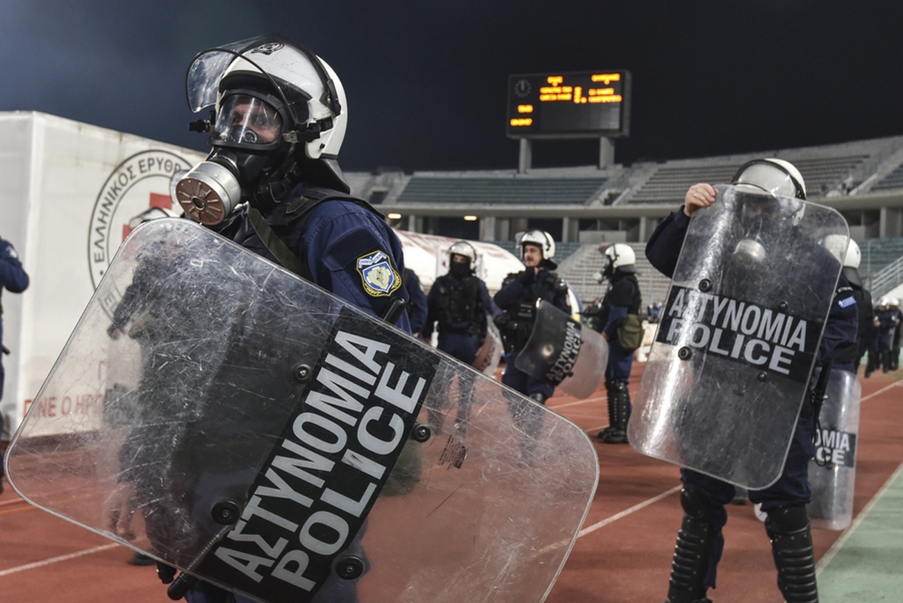 Η ανακοίνωση της ΕΛΑΣ για τα επεισόδια στο Βόλος – Ολυμπιακός: «Απειλήθηκε η σωματική ακεραιότητα των αστυνομικών»