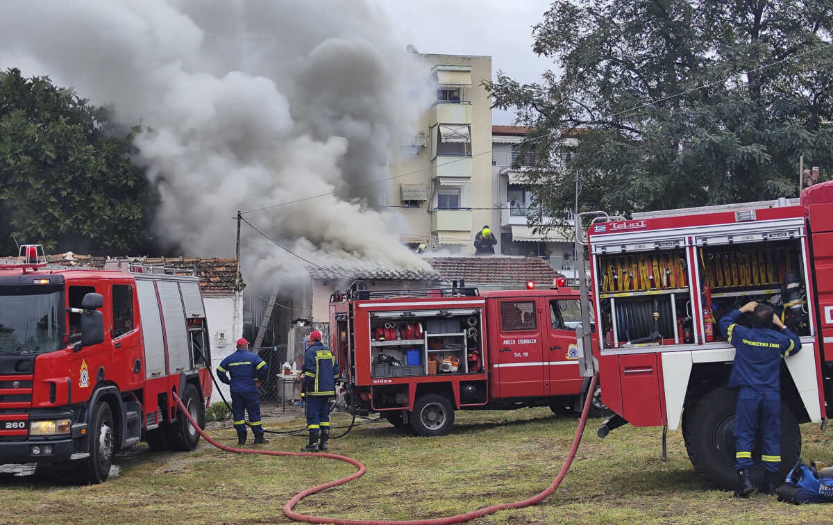 Φωτιά σε διαμέρισμα στη Θεσσαλονίκη – Στο νοσοκομείο ένοικος