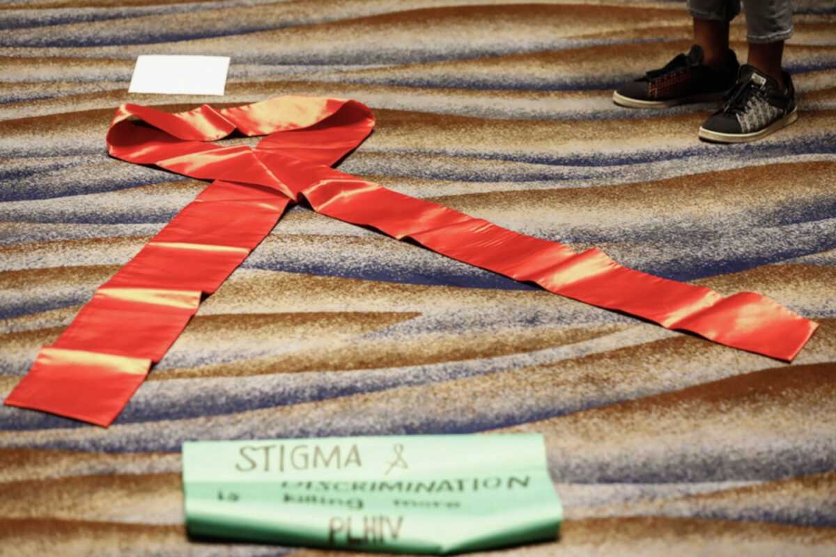 Παγκόσμια Ημέρα κατά του AIDS: Σχεδόν 1 στους 3 πιστεύει μεταδίδεται μέσω αγκαλιάς