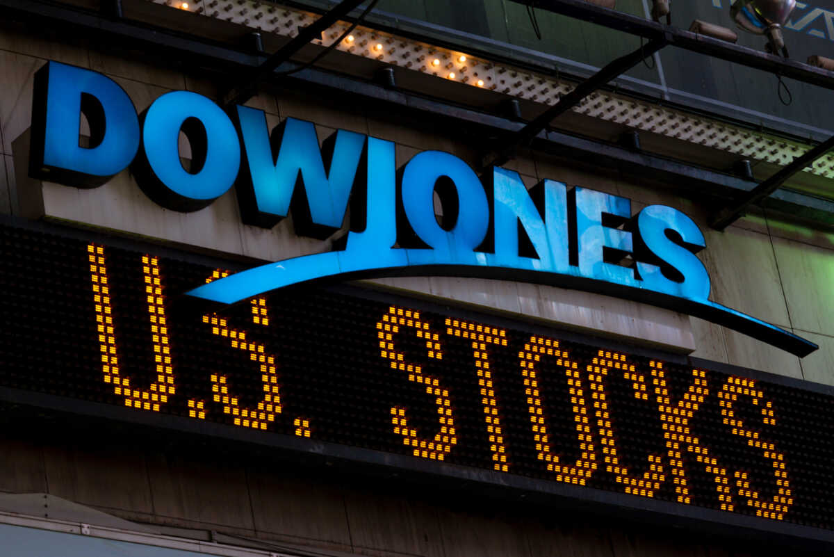 Wall Street: Ιστορικό ρεκόρ για τον Dow Jones έφεραν οι δηλώσεις του Τζερόμ Πάουελ – Ξεπέρασε τις 37.000 μονάδες – Μεγάλη άνοδος για μετοχές, χρυσό και πετρέλαιο