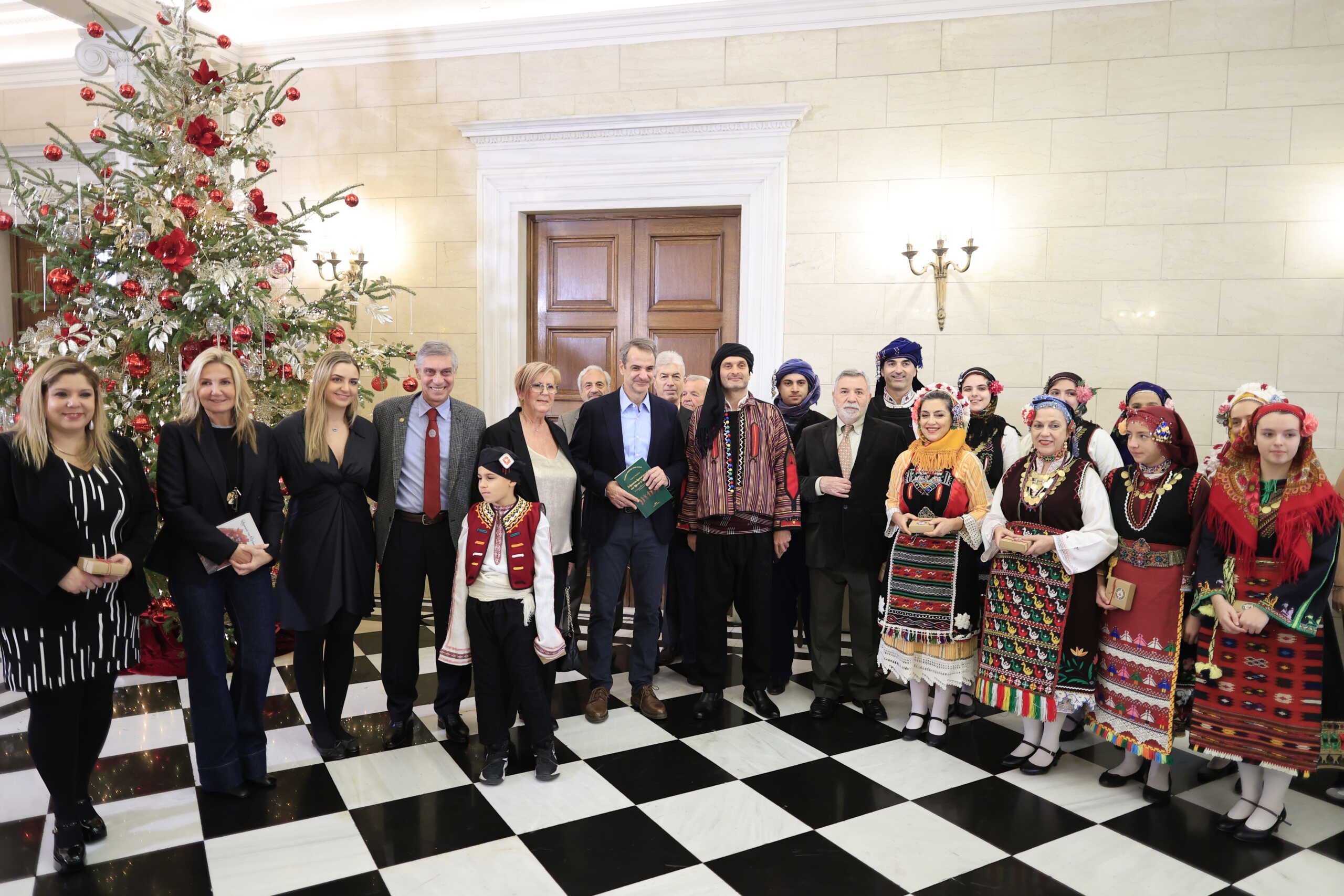 Κυριάκος Μητσοτάκης: Χριστουγεννιάτικα κάλαντα από το Καστελλόριζο είπαν στον πρωθυπουργό