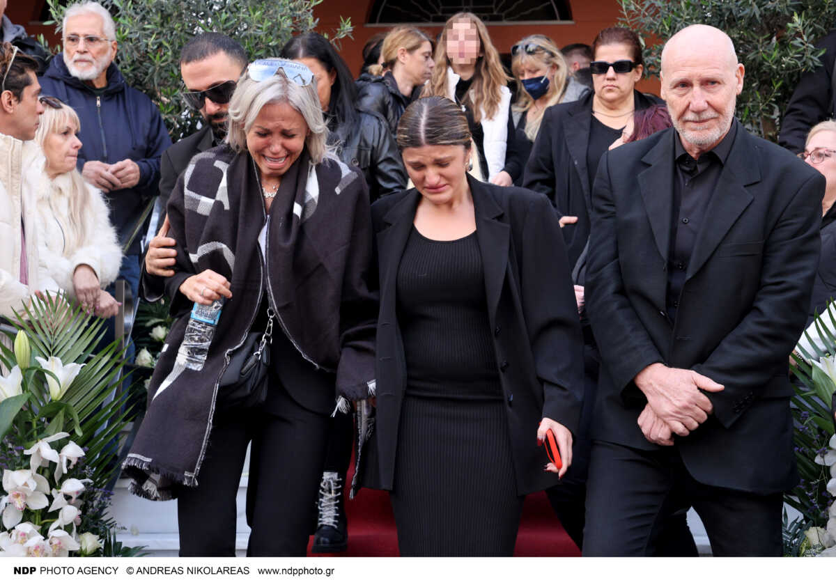 Κηδεία Νίκου Φλωρινιώτη: Σε λευκό φέρετρο η σορός – Υποβασταζόμενες η μητέρα και η αδερφή του
