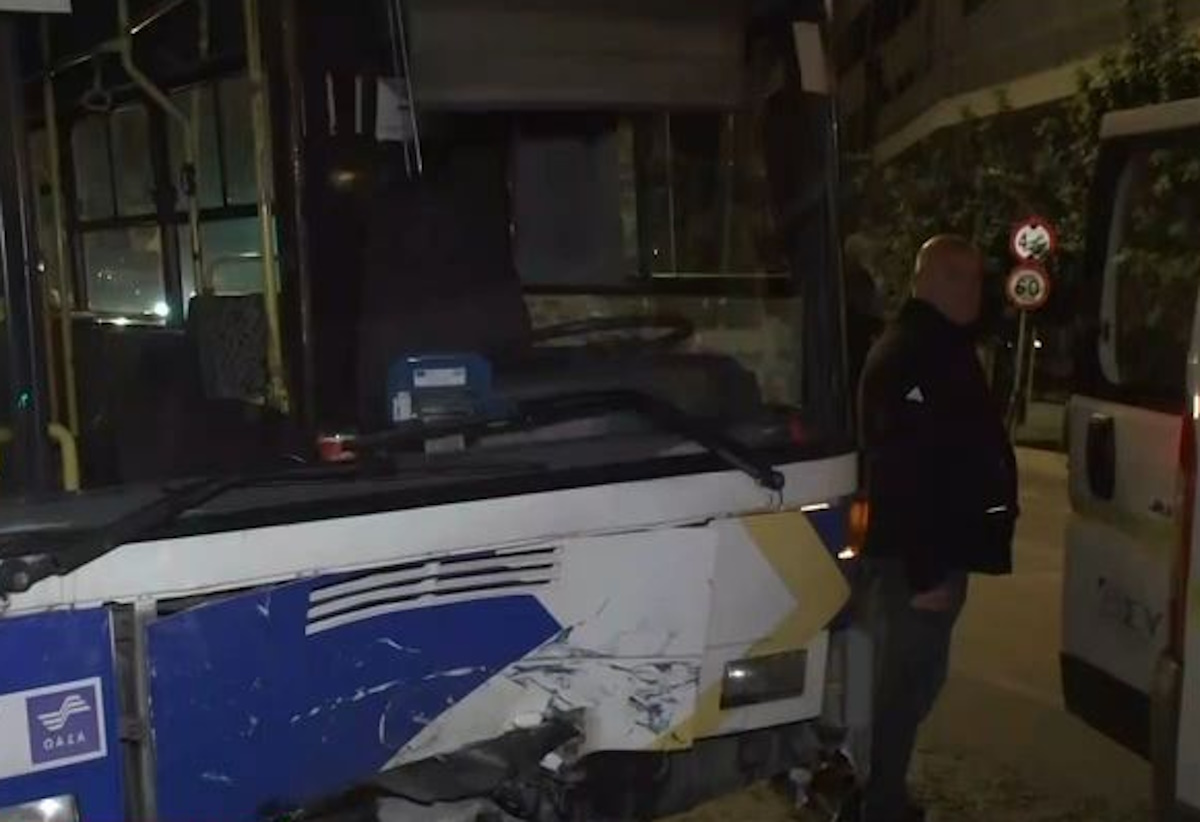 Πειραιάς: Σοβαρό τροχαίο λεωφορείου με αυτοκίνητο – Μία γυναίκα απεγκλωβίστηκε χωρίς τις αισθήσεις της