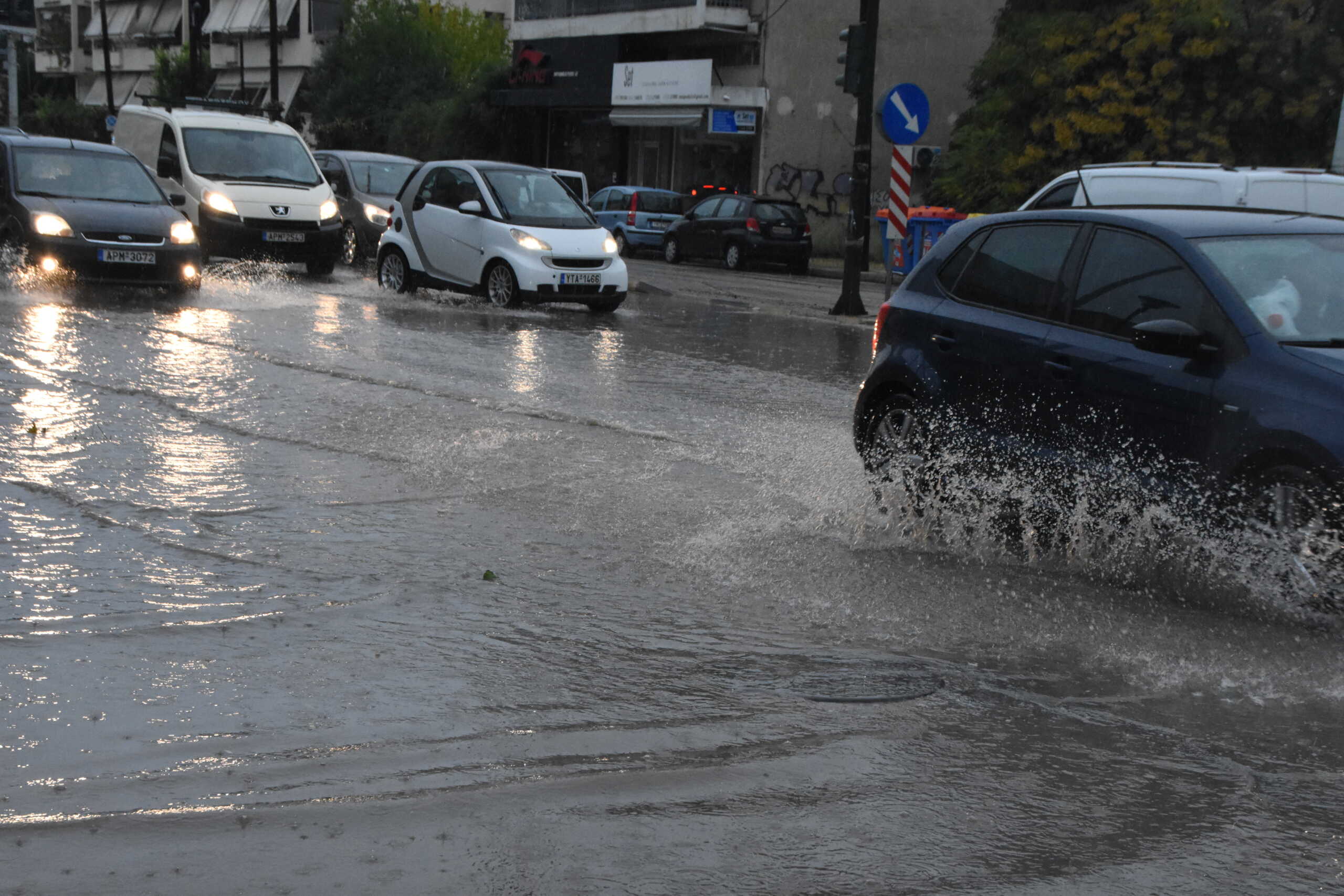 Καιρός: Πλημμύρισαν δρόμοι στο Π. Φάληρο από τη βροχή – Καταιγίδες μέχρι το απόγευμα, επικαιροποιήθηκε το έκτακτο δελτίο