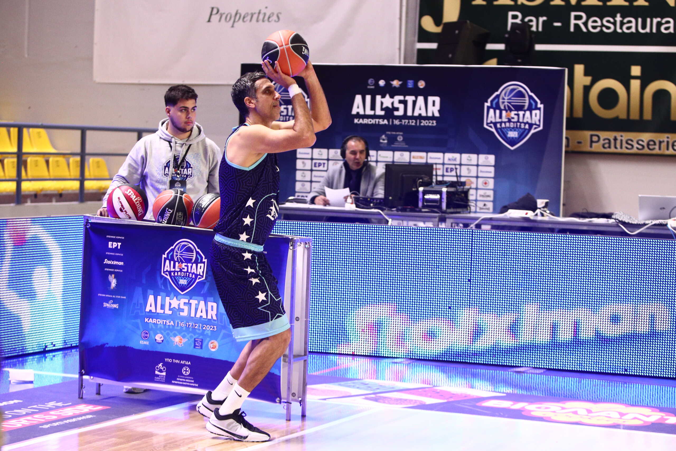 All Star Game: Ο Νίκος Χατζής νίκησε στο διαγωνισμό τριπόντων των παλαιμάχων του μπάσκετ – Συμμετείχε και ο Άγγελος Χαριστέας