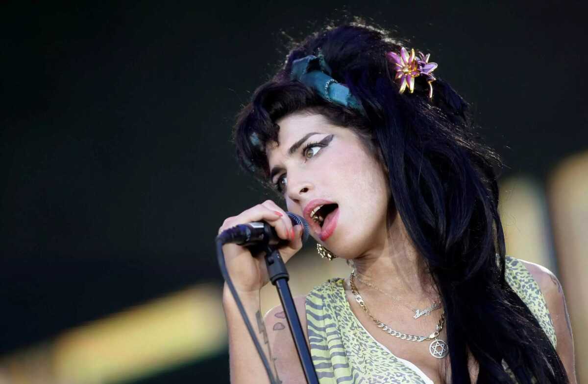 H Amy Winehouse τραγουδάει το «In My Bed» στα γυρίσματα του κλιπ πριν 20 χρόνια