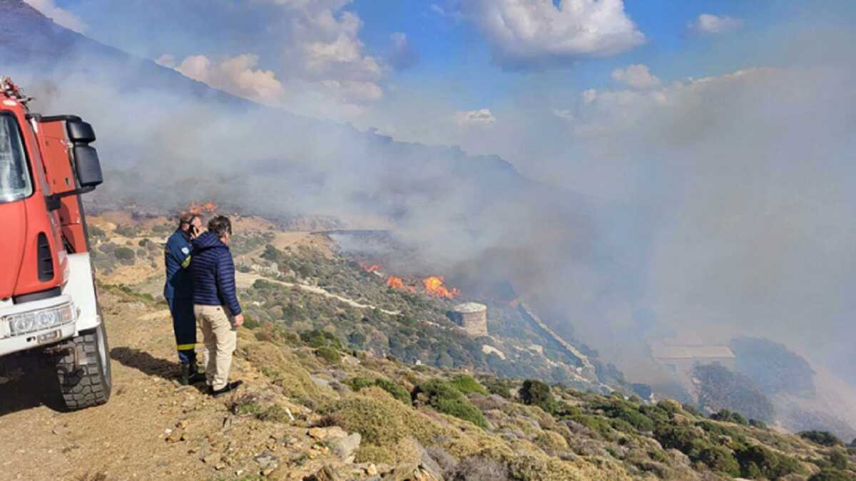 Φωτιά στην Άνδρο στην περιοχή Άχλα