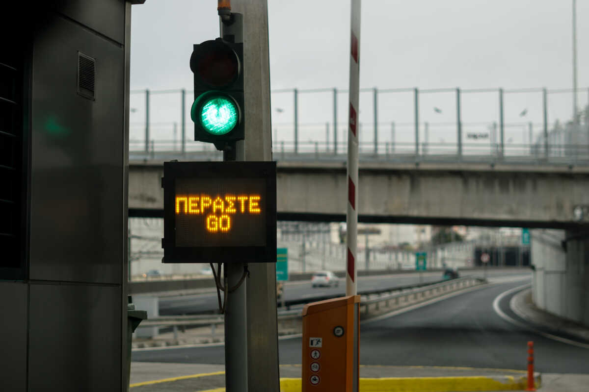 Φωτιά σε φορτηγό στη Αττική Οδό στην περιοχή της Φυλής