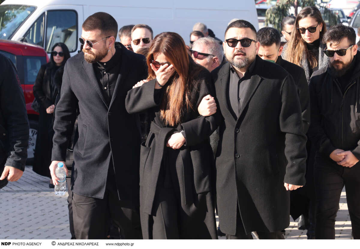 Χάρης Κωστόπουλος: Τελευταίο αντίο στον τραγουδιστή – Συντετριμμένοι η σύζυγος και οι δυο γιοι του