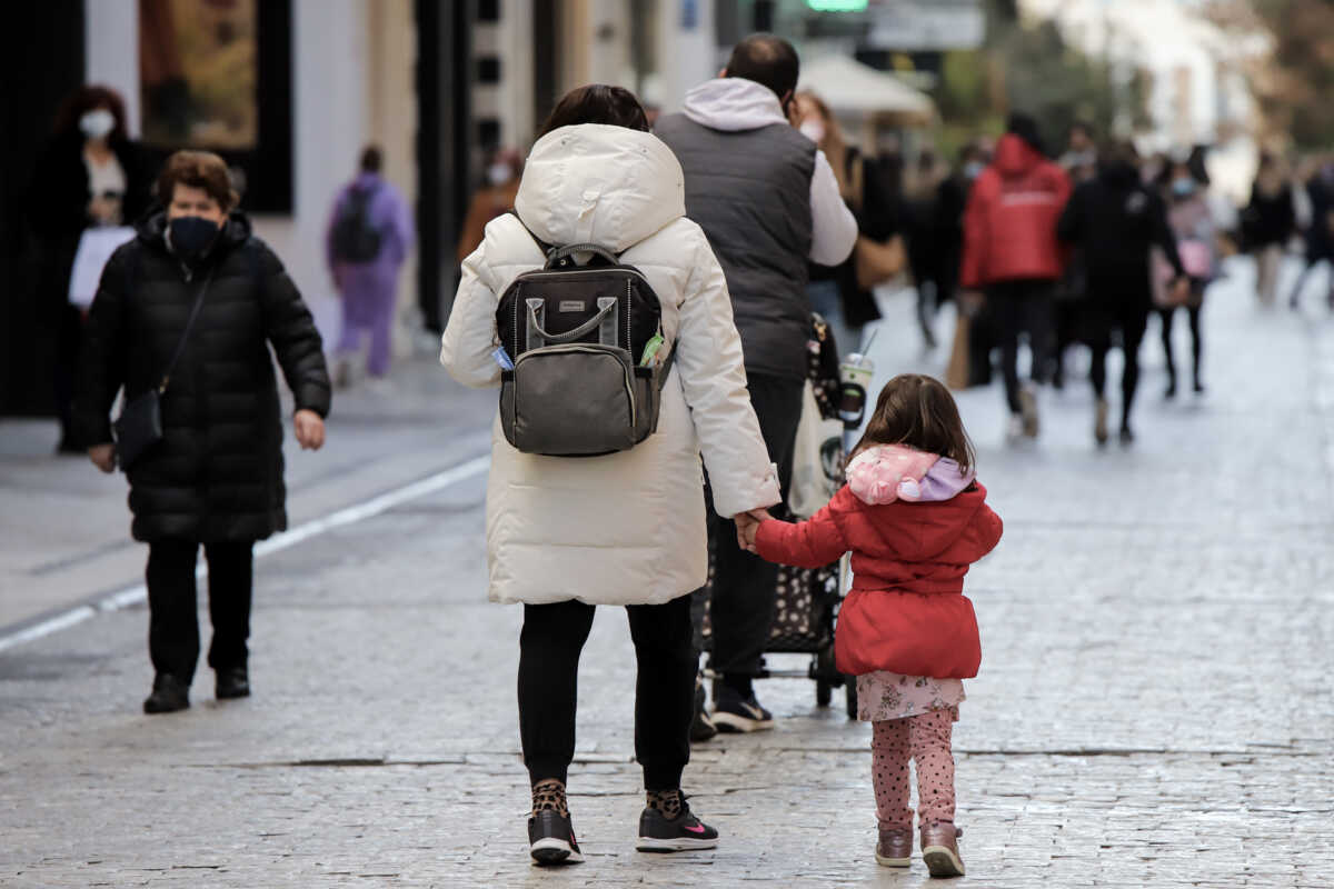 Οι «Νταντάδες της γειτονιάς» στην Αθήνα και σε άλλους 61 δήμους της Ελλάδας – Ποιους αφορά