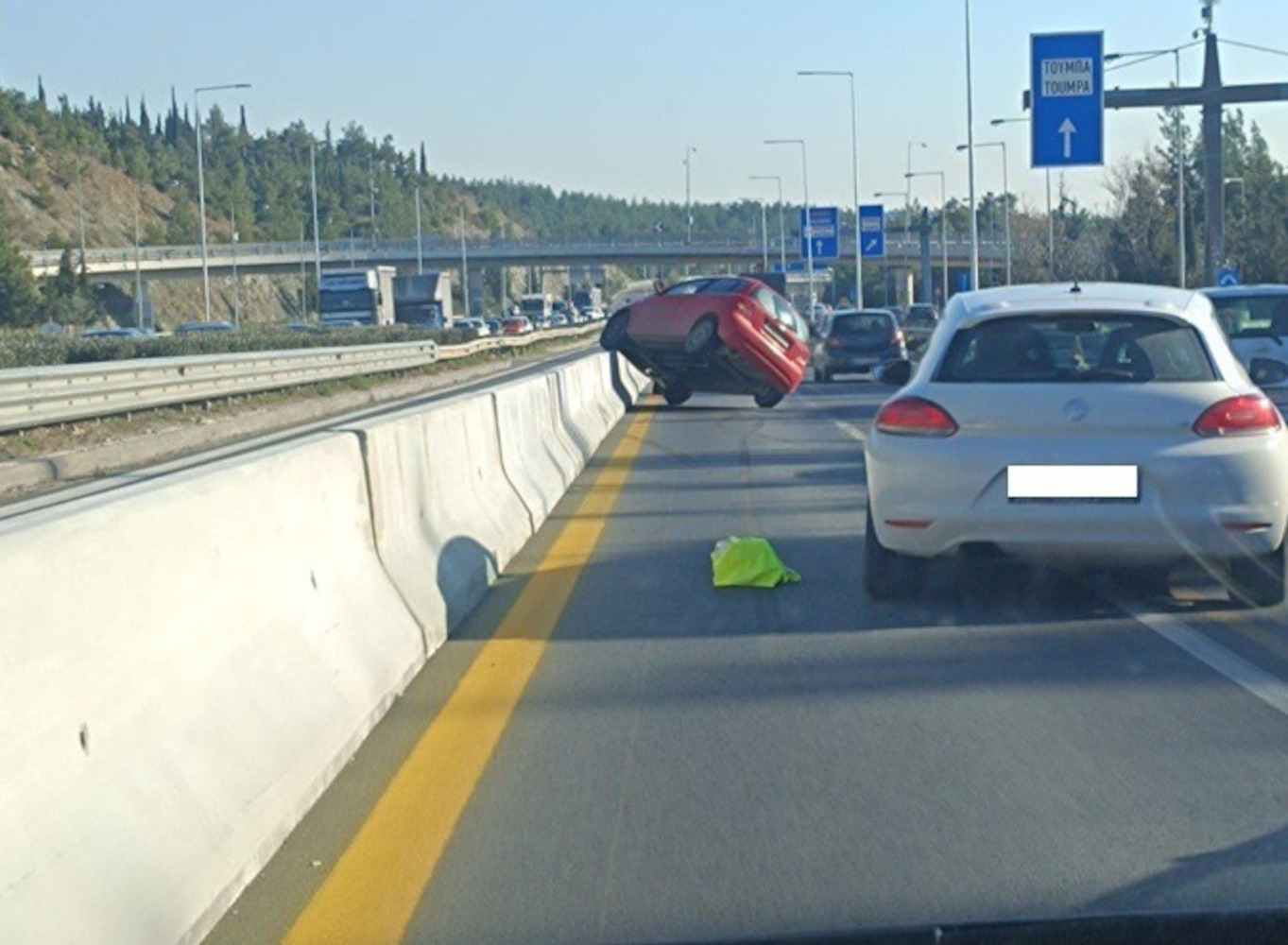 Θεσσαλονίκη: Αυτοκίνητο στον Περιφερειακό «καβάλησε» το μεσαίο διάζωμα