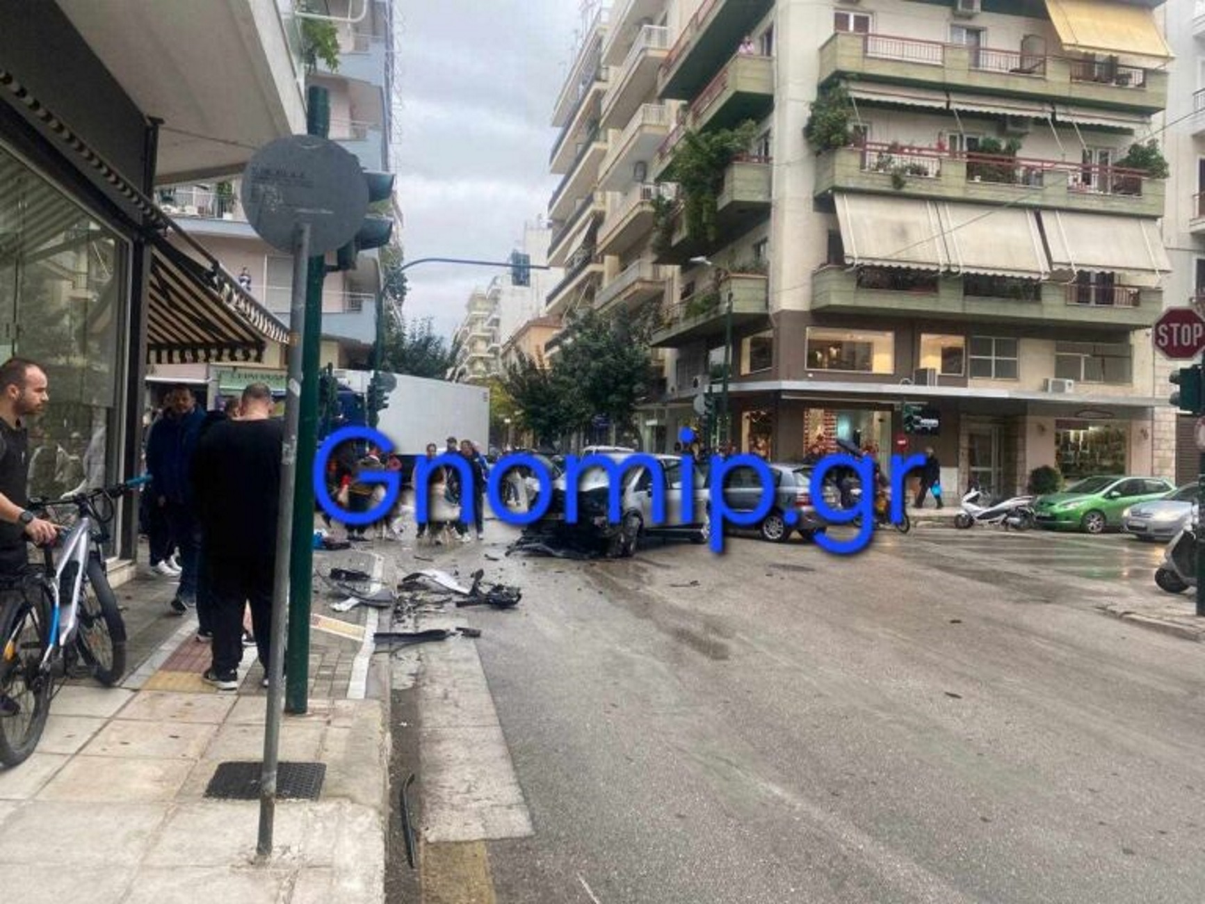 Πάτρα: Τροχαίο με περαστικούς να απεγκλωβίζουν και να μεταφέρουν στα χέρια τους τραυματίες