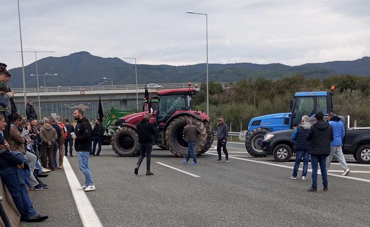 Οι αγρότες της Αιτωλοακαρνανίας απέκλεισαν την Ιόνια Οδό με τα τρακτέρ – Τη Δευτέρα δίνουν «ραντεβού» στο Μεσολόγγι
