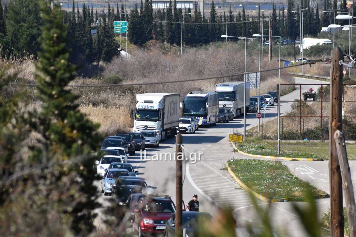 Αγρότες: Εγκλωβίστηκαν εκατοντάδες οδηγοί σε ουρές χιλιομέτρων λόγω του μπλόκου στην Αθηνών – Λαμίας