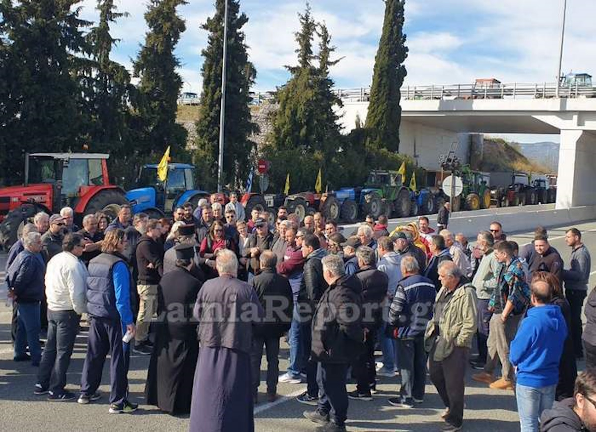 Αγρότες έκλεισαν την εθνική οδό Αθηνών – Λαμίας και στα δύο ρεύματα κυκλοφορίας στο ύψος της Αταλάντης