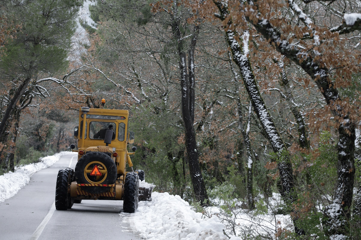 Καιρός: Χιονίζει πάλι στην Πάρνηθα – Διακόπηκε η κυκλοφορία από το τελεφερίκ