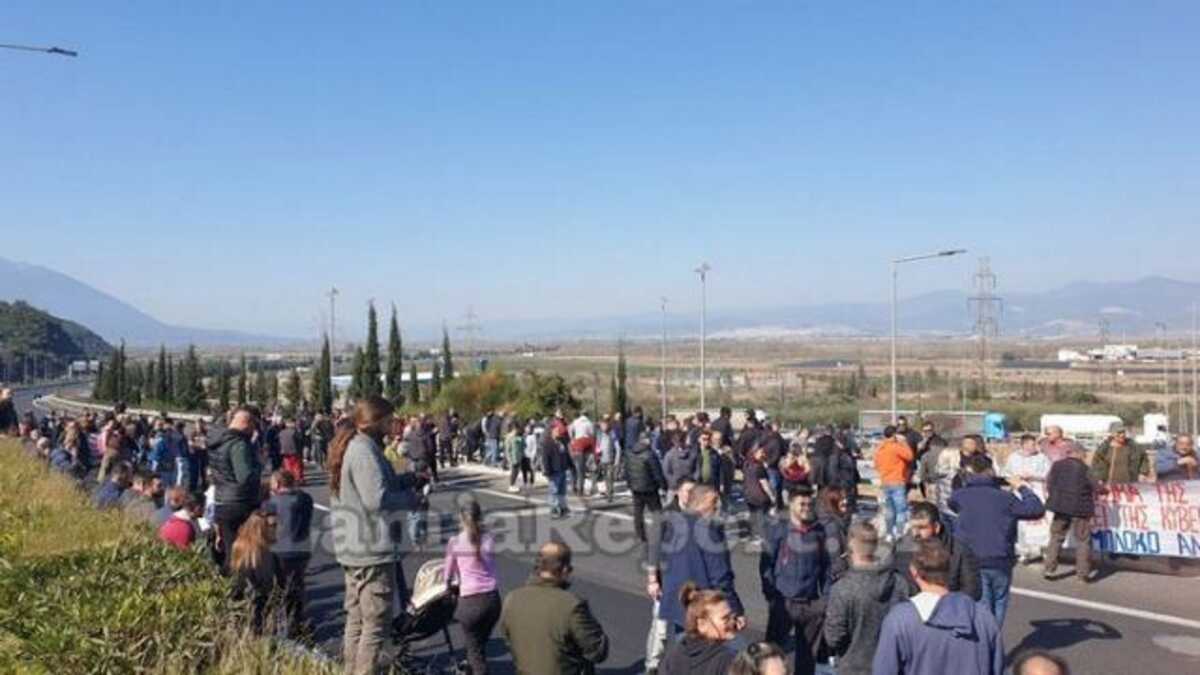 Αγρότες «έκοψαν» την Ελλάδα στα δύο με μπλόκο στην εθνική οδό Αθηνών – Λαμίας στο ύψος του Μπράλου