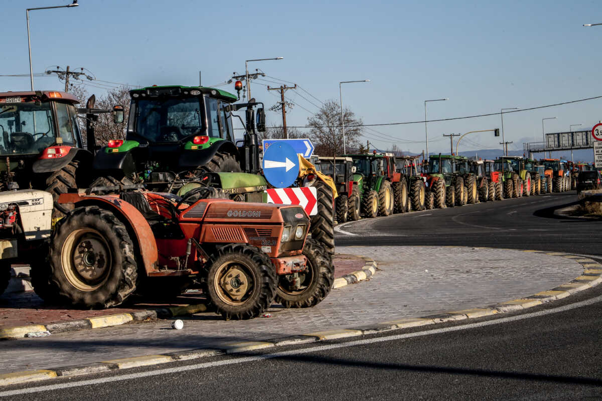Με το βλέμμα στις Βρυξέλλες οι αγρότες – «Αγώνας δρόμου» για να μην κλείσουν οι εθνικές οδοί