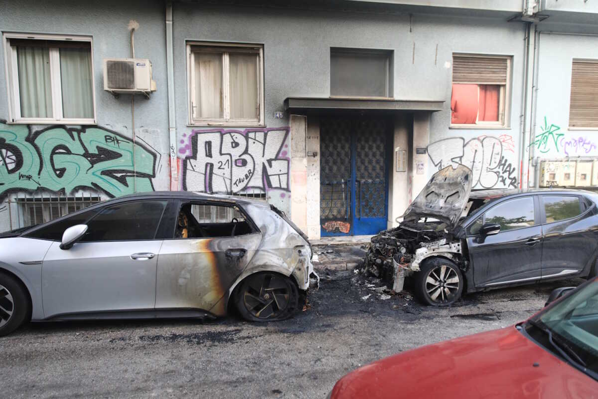 Εξάρχεια: Φωτιά στην οδό Ζαΐμη – Πληροφορίες για έκρηξη σε σταθμευμένο αυτοκίνητο