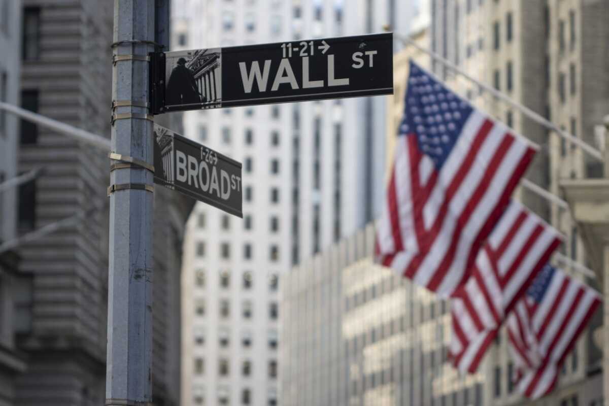 Σε θετικό έδαφος η Wall Street – Ο S&P δεν μπόρεσε να ξεπεράσει τις 5.000 μονάδες – Άλμα για το πετρέλαιο που ξεπέρασε τα 81 δολάρια