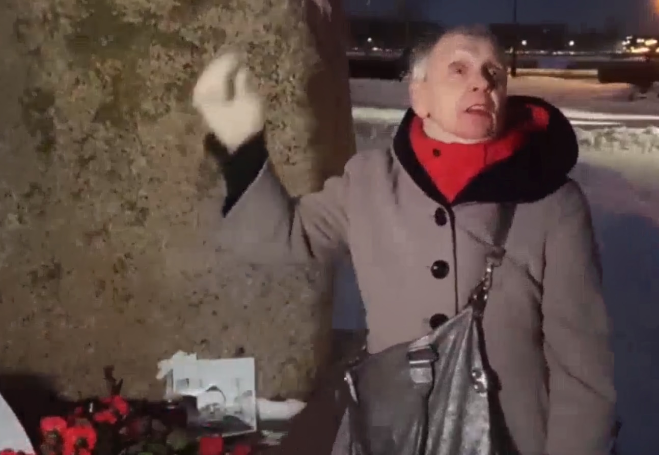 Ρωσία: Συγκλονίζει γιαγιά σε «μνημείο» για τον Ναβάλνι – «Προδότης ο Πούτιν»