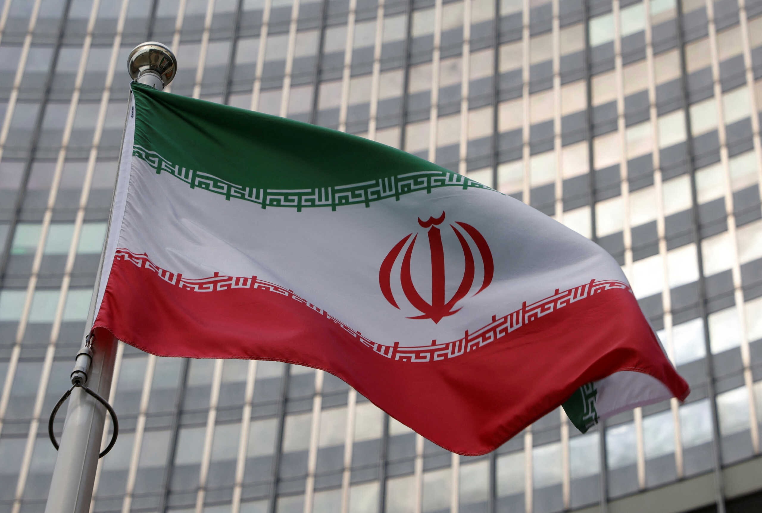 FT: Το Ιράν χρησιμοποίησε δύο βρετανικούς τραπεζικούς κολοσσούς για να παρακάμψει τις κυρώσεις