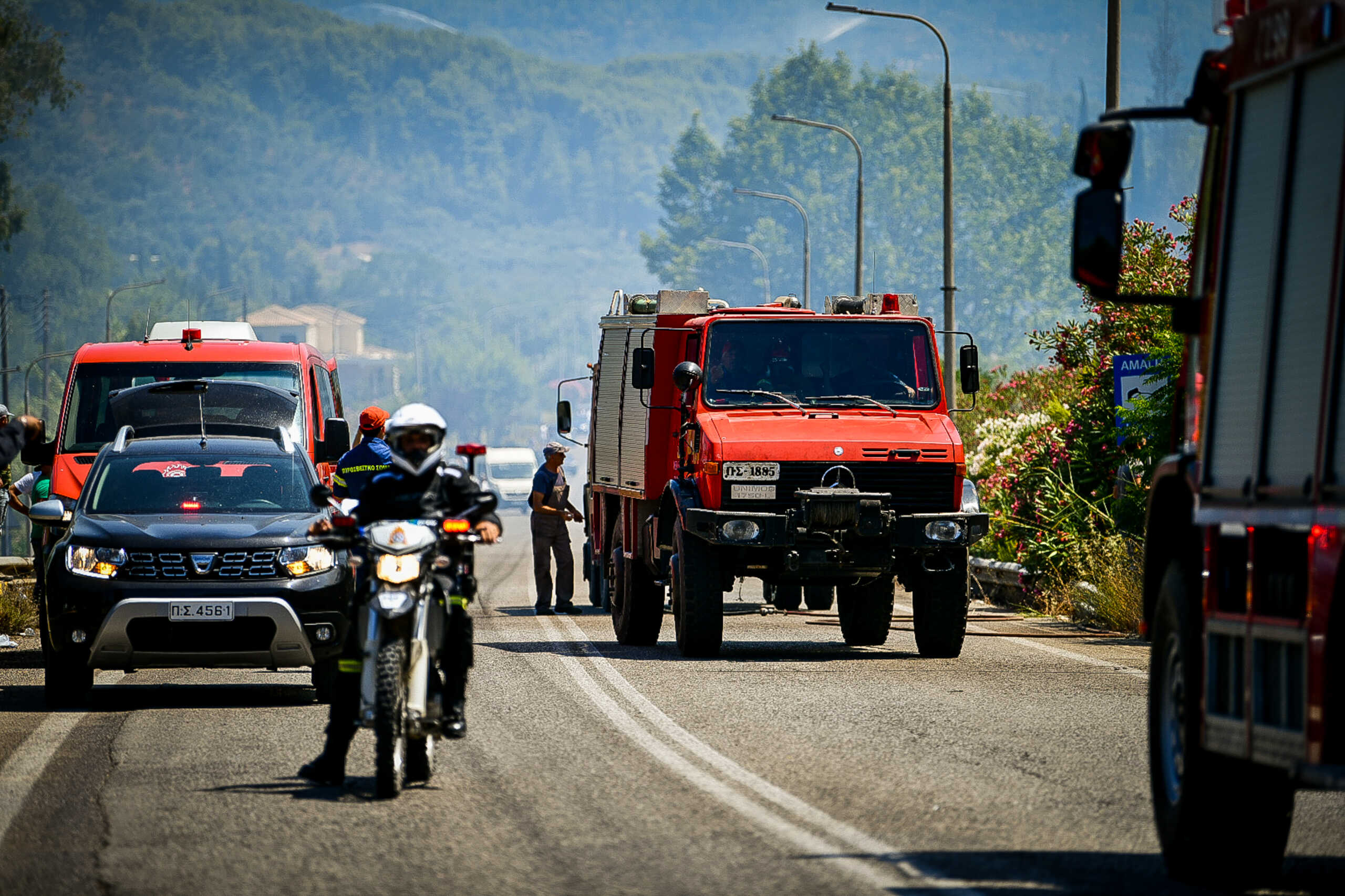 Υπό έλεγχο η φωτιά που ξέσπασε σε ξερά χόρτα στην εθνική οδό στο ύψος της Χαλάστρας Θεσσαλονίκης