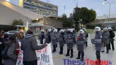 Ανακατάληψη της νομικής σχολής του ΑΠΘ παρά την επέμβαση των ΜΑΤ