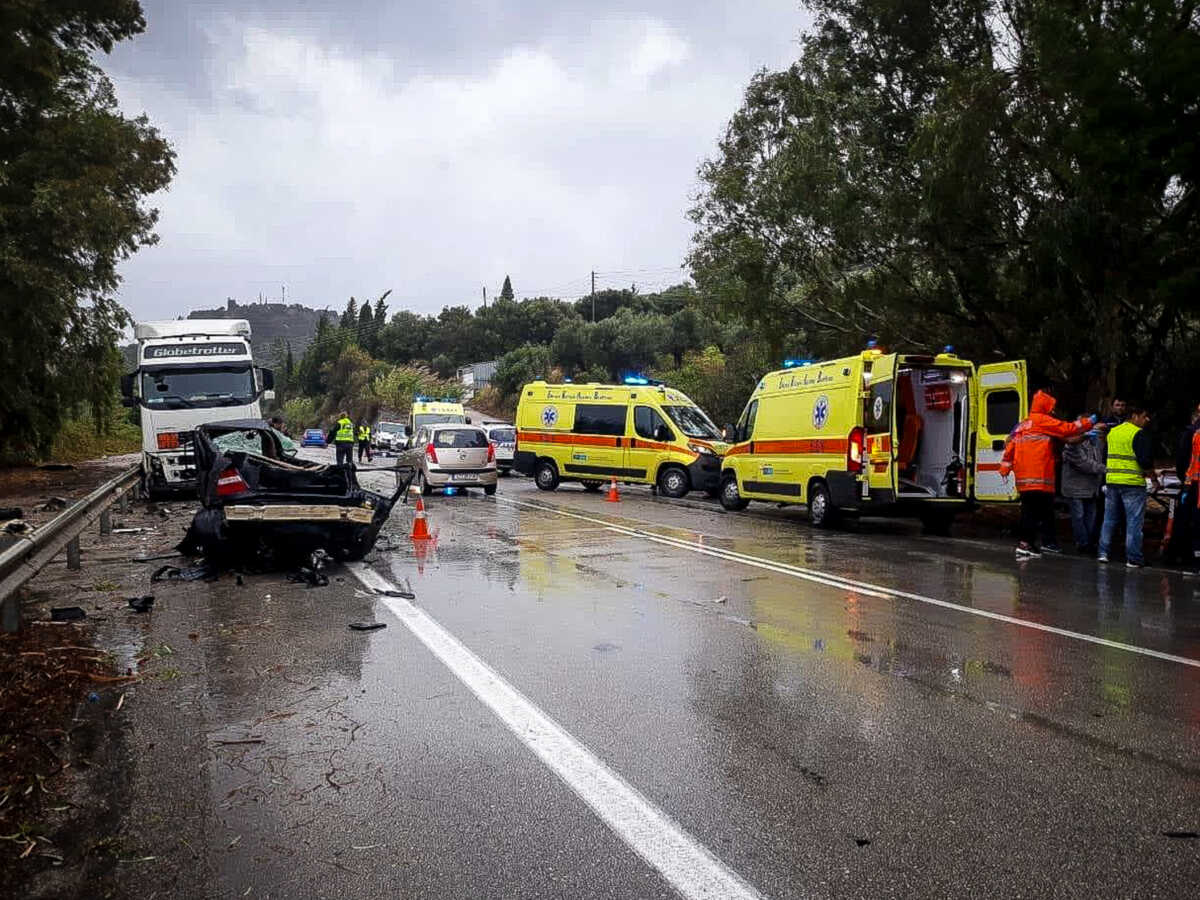 Πάτρα: Βίντεο από τροχαίο με αυτοκίνητο να καταλήγει σε πεζοδρόμιο με ταχύτητα