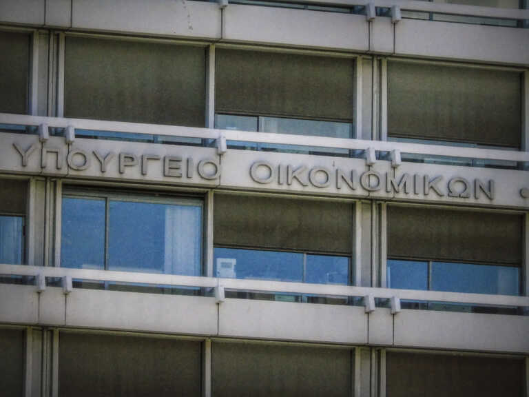 Υπουργείο Οικονομικών: Η παραχώρηση της Αττικής Οδού θα μειώσει το δημόσιο χρέος κατά 3,2 δισ. ευρώ