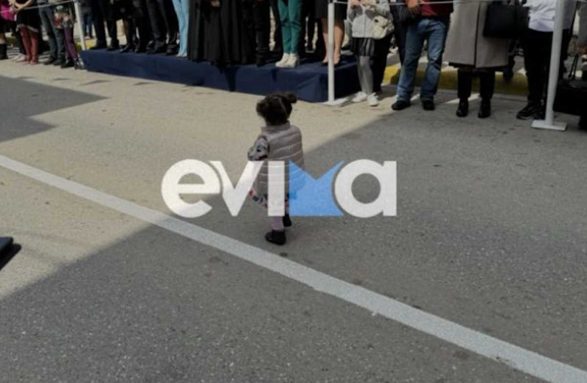 Παρέλαση 25ης Μαρτίου – Εύβοια: Viral μία μικρούλα που παρέλασε ολομόναχη στο Αλιβέρι
