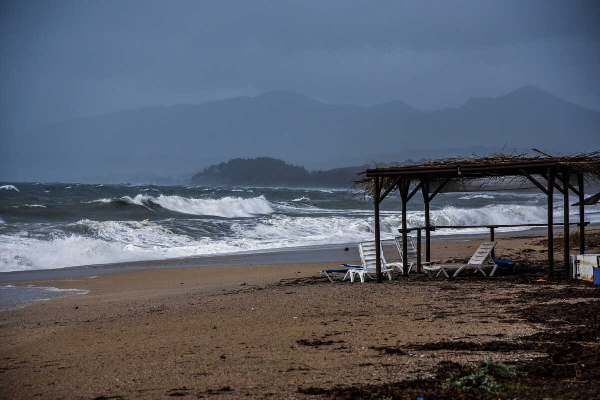 Καιρός – Meteo: Ισχυροί άνεμοι, καταιγίδες και χιονοπτώσεις «χτυπούν» τη χώρα από το βράδυ – Εξασθένηση από την Τρίτη