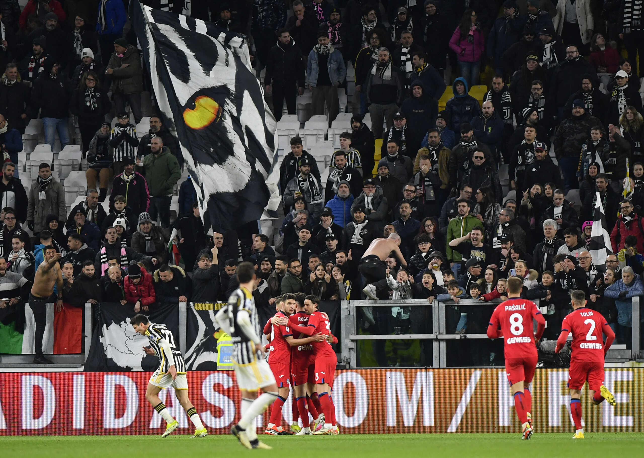 Soccer Football - Serie A - Juventus v Atalanta - Allianz Stadium, Turin, Italy - March 10, 2024 Atalanta's Teun Koopmeiners celebrates scoring their second goal with teammates REUTERS