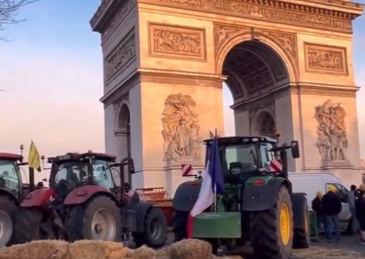 Γαλλία: Αγρότες με τρακτέρ και σανό έφτασαν στην Αψίδα του Θριάμβου – 66 συλλήψεις