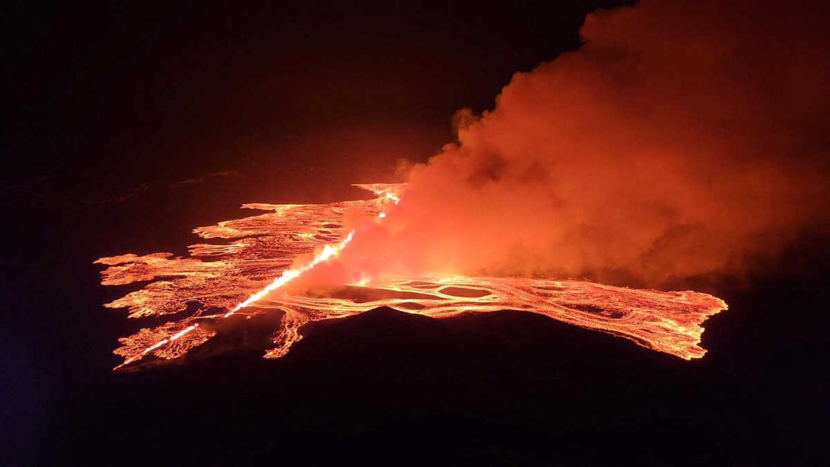 Ισλανδία: Ποτάμια λάβας μετά τη νέα έκρηξη του ηφαιστείου – Εικόνες που κόβουν την ανάσα
