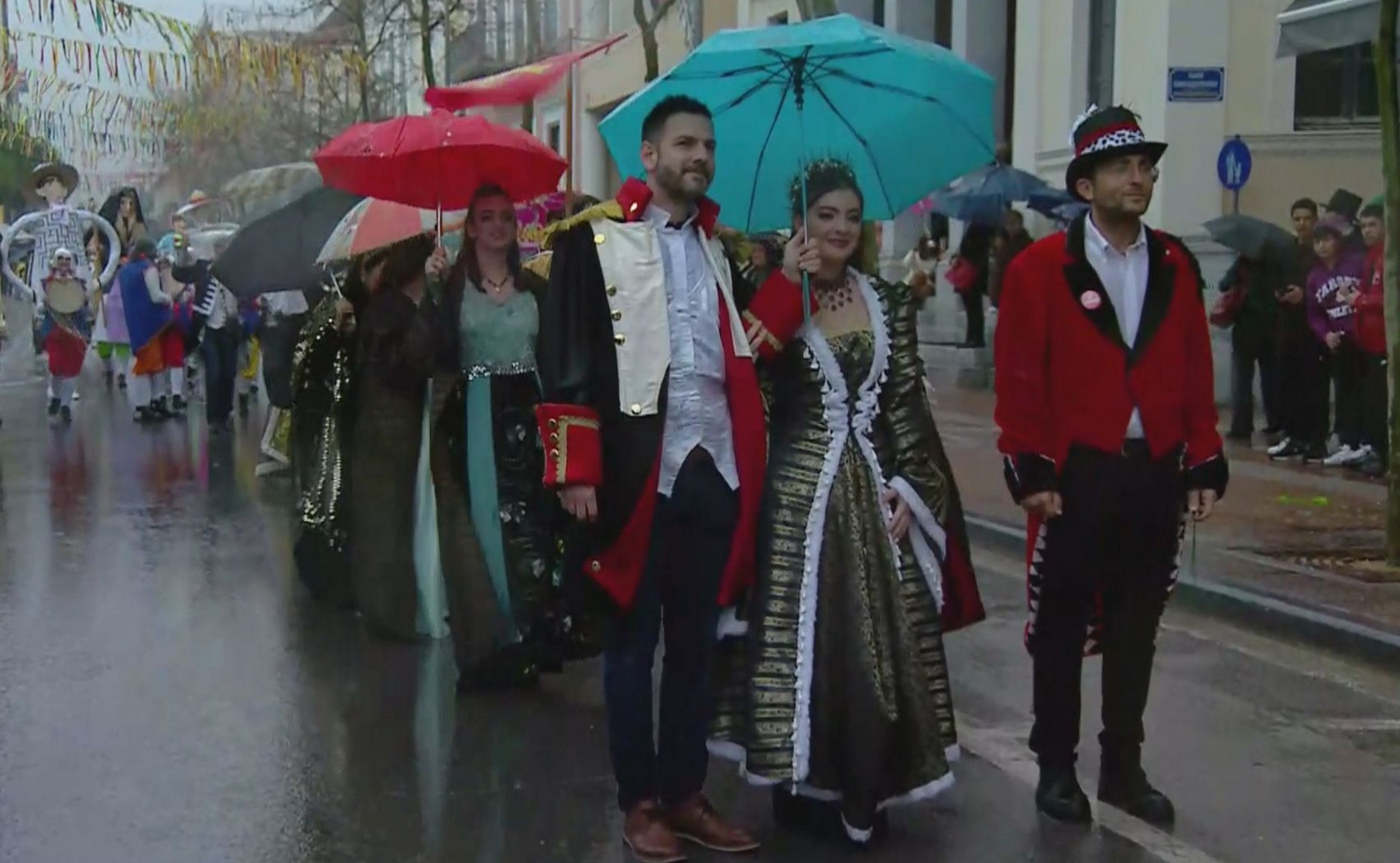 Καλαμάτα: Καρναβάλι με δυνατή βροχή που δημιούργησε πρόβλημα στο σόου που είχε ετοιμάσει ο Τόνι Σφήνος