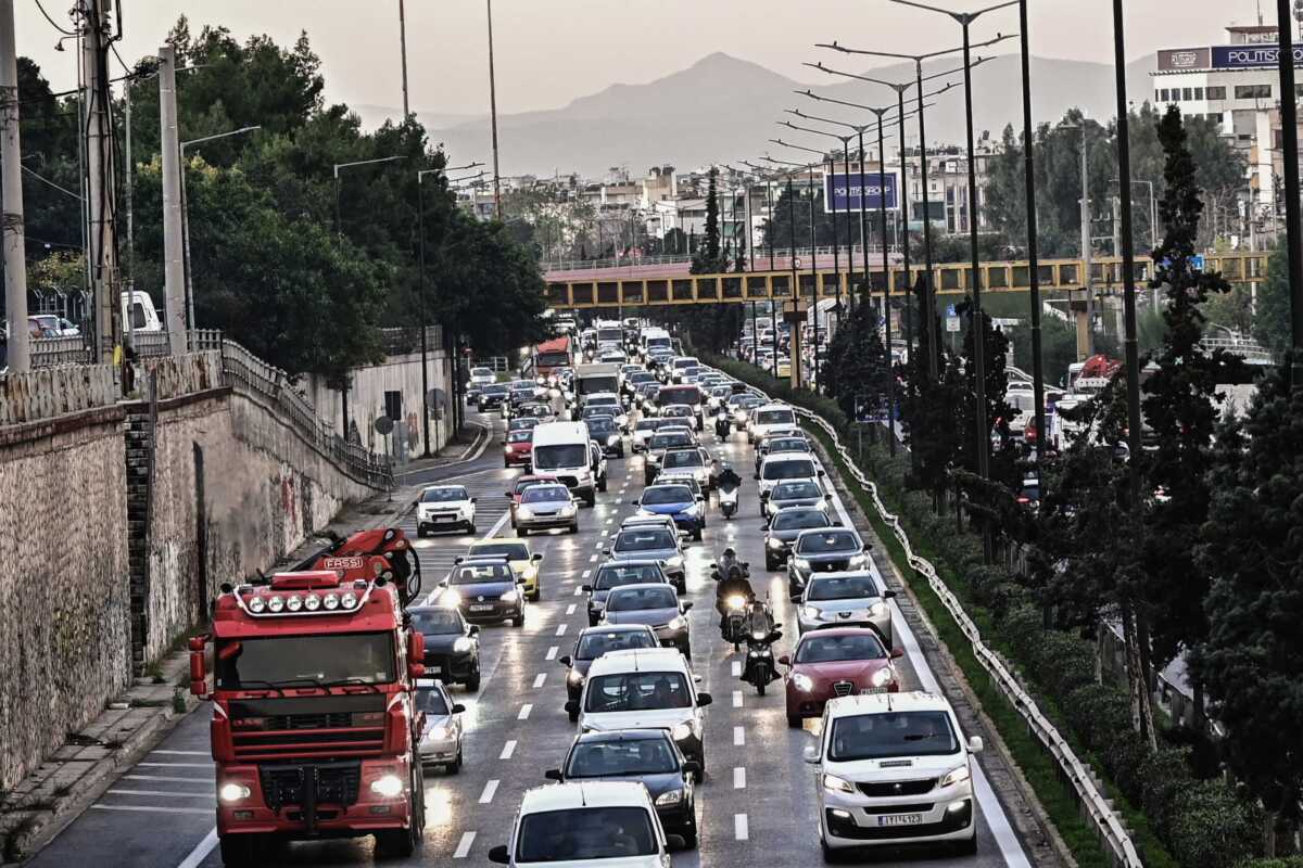 Κίνηση στους δρόμους: Απέραντο πάρκινγκ η κάθοδος του Κηφισού με ουρές χιλιομέτρων