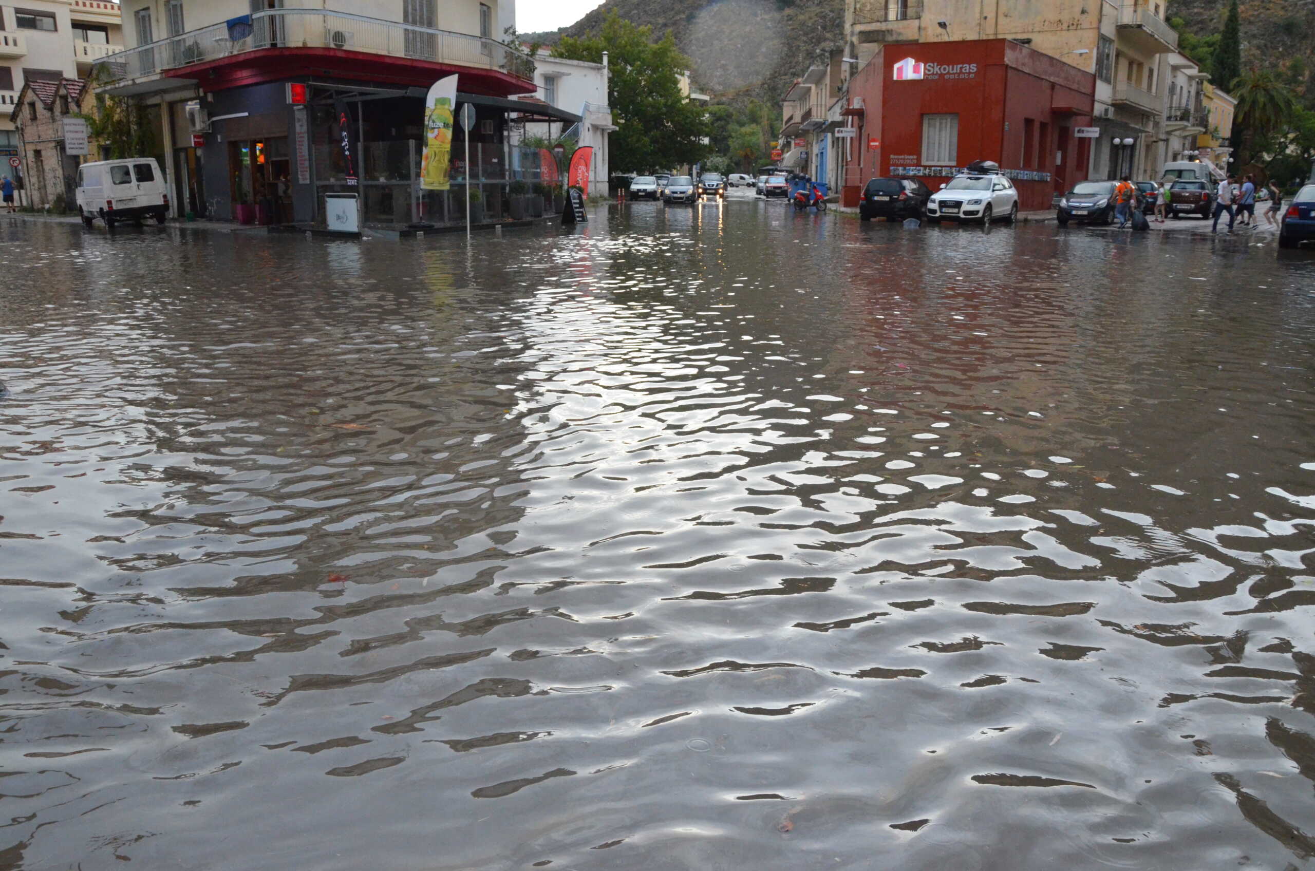 Καιρός – Ναύπλιο: Πλημμύρες σε δρόμους και καταστήματα από σφοδρή καταιγίδα