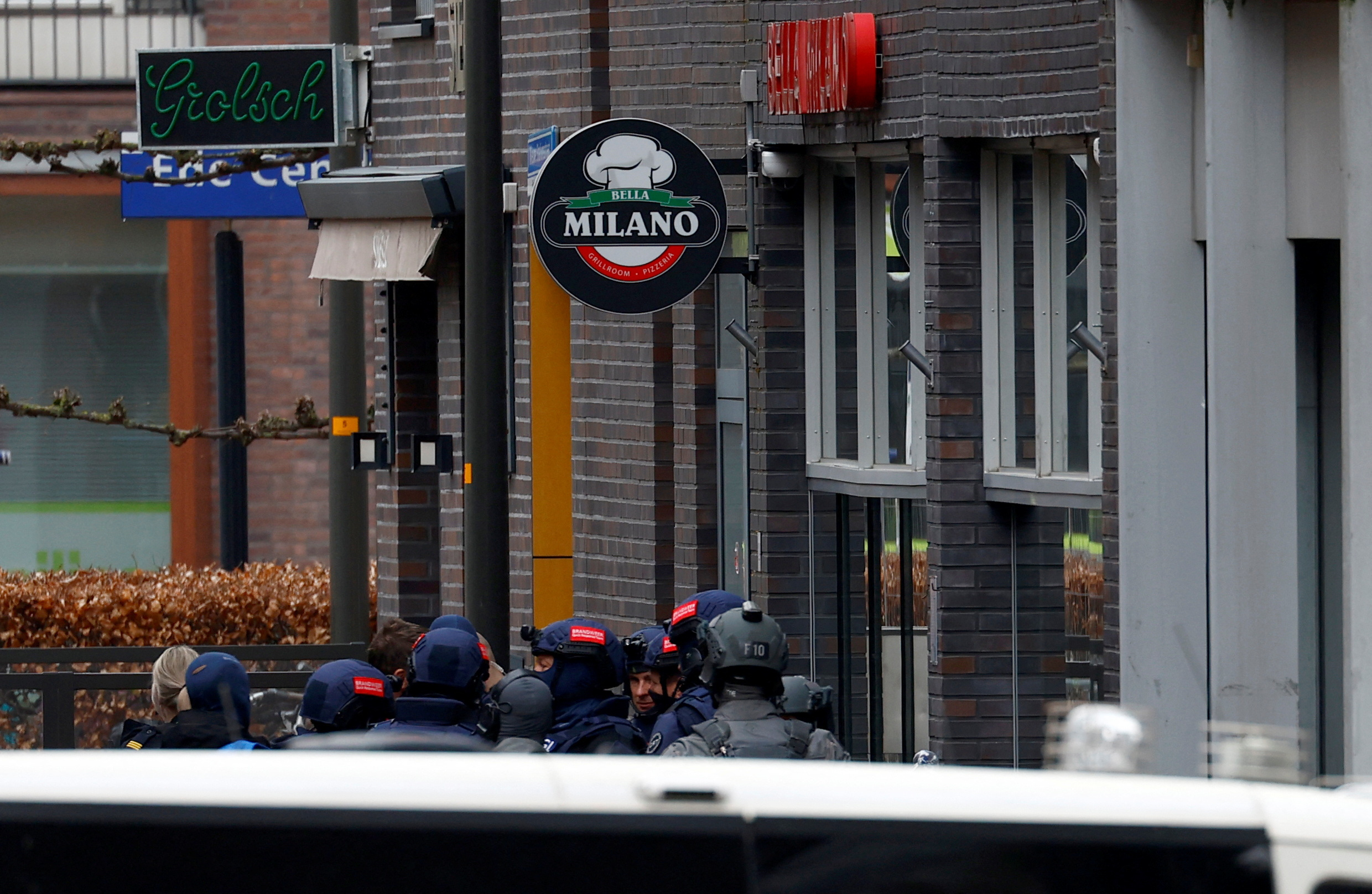 Ολλανδία: Βίντεο με τη στιγμή της απελευθέρωσης τριών ομήρων – Κρατά άλλους δύο ο δράστης