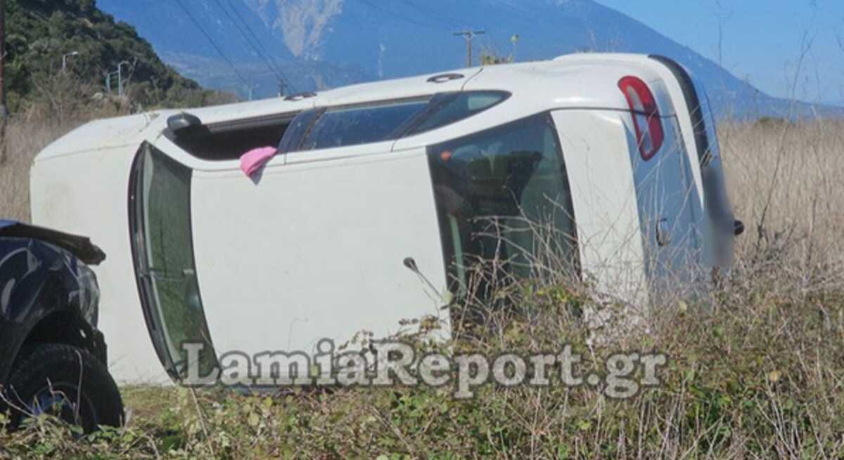 Λαμία: Μία τραυματίας σε τροχαίο με σύγκρουση δύο αυτοκινήτων που κατέληξαν σε χωράφι