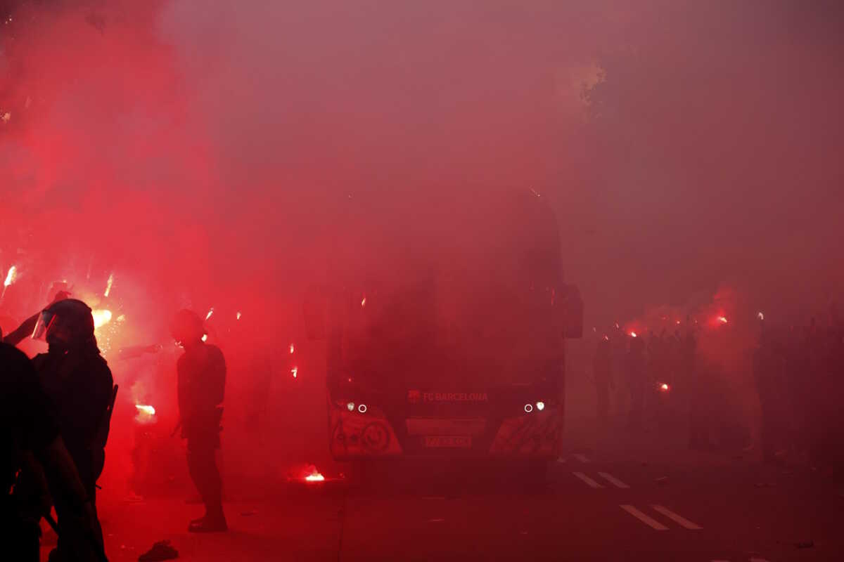 Μπαρτσελόνα – Παρί Σεν Ζερμέν: Οπαδοί των Καταλανών έκαναν λάθος και πέταξαν αντικείμενα στο πούλμαν της ομάδας τους