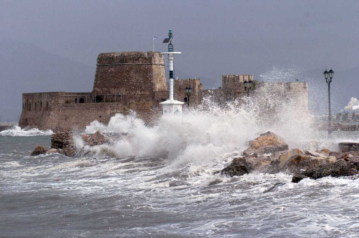 Καιρός αύριο: Βουτιά της θερμοκρασίας και ισχυροί βοριάδες – Πού θα βρέξει